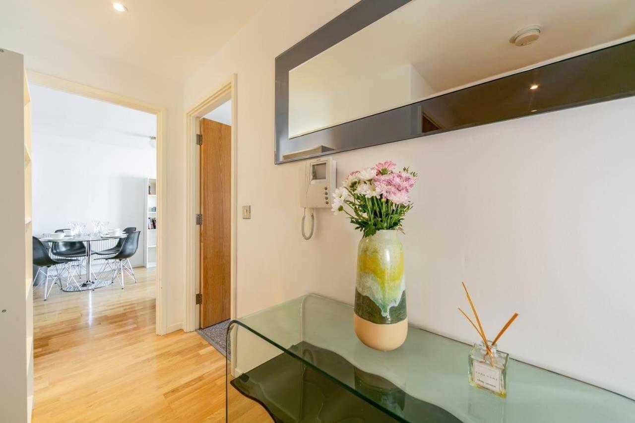 Room With Private Bathroom In A Modern Two Bedroom Two Bathroom Flat Londra Exterior foto