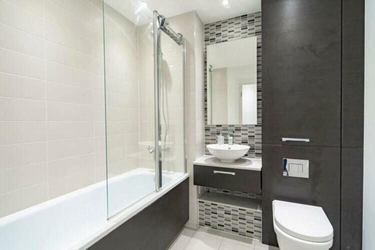 Room With Private Bathroom In A Modern Two Bedroom Two Bathroom Flat Londra Exterior foto